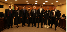 Fotografia da Corte do TRE-PR, composta por cinco homens e três mulheres, posando sorrindo na sa...