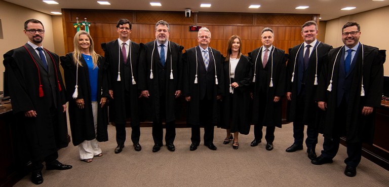 foto em que aparecem, em destaque, sete homens e duas mulheres, vestidos de toga, no plenário de...