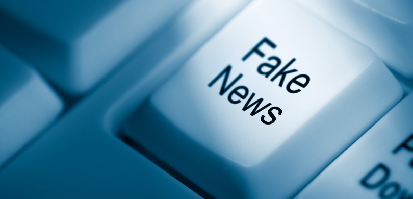 Imagem de um teclado branco com foco em uma tecla branca, onde se pode ler a palavra “Fake News”...