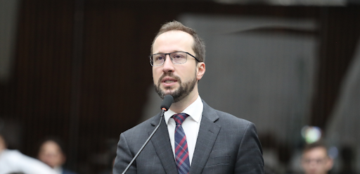 Dia do Advogado: conheça histórias de profissionais da área eleitoral Fotografia do doutor Dylliardi Alessi de terno falando diante de um microfone. Ele tem cabelos c...