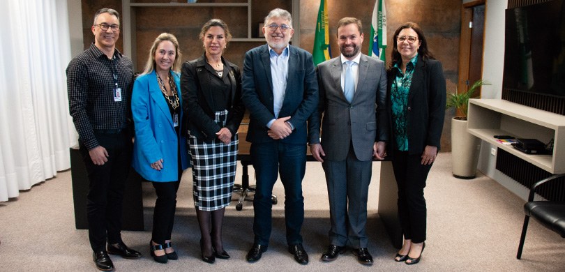 No gabinete da presidência do TRE-PR, três homens e três mulheres posam para a foto.