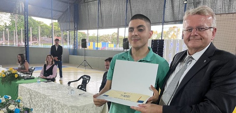 Foto em que aparecem, à direita, em primeiro plano, o presidente Sigurd e o mesário com deficiên...