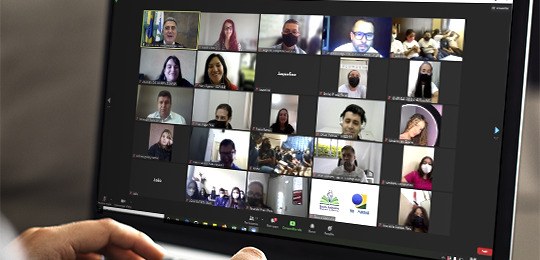 A imagem mostra uma videoconferência com 25 telas de diferentes participantes.