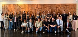 Fotografia em plano inteiro de um grupo de cerca de vinte pessoas posando em duas fileiras sobre...