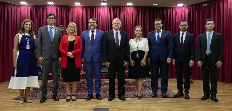 Foto de seis homens e três mulheres perfilados. Ao centro, o desembargador Sigurd Bengtsson. Os ...