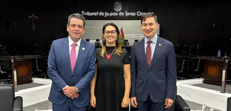 Liods do TRE-PR participa do FestLabs Sul e Sudeste 2026 em Florianópolis Fotografia de três pessoas, da esquerda para a direita, o conselheiro do Conselho Nacional de Ju...