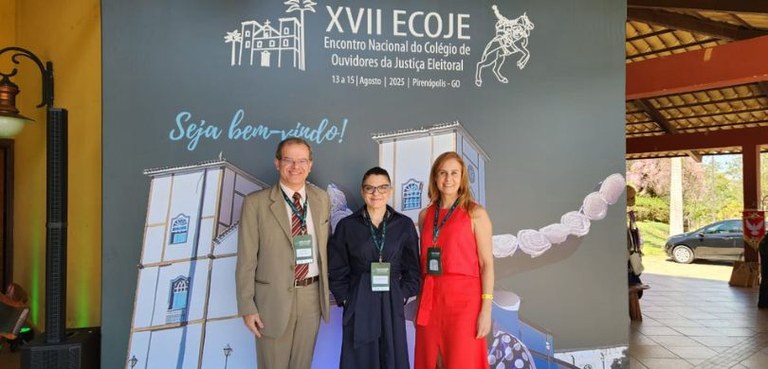 Ouvidoria do TRE-PR participa do XVII ECOJE Fotografia em que se veem os representantes do TRE-PR, duas mulheres e um homem, posando, em uma...