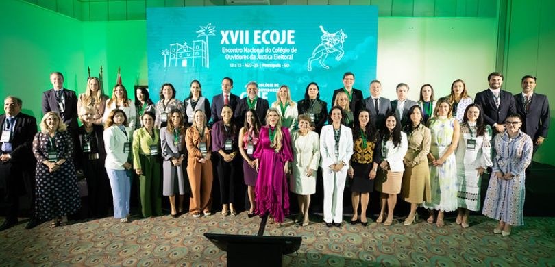 Ouvidoria do TRE-PR participa do XVII ECOJE Fotografia em que aparecem diversas pessoas em trajes sociais posando, em um salão, diante de um...