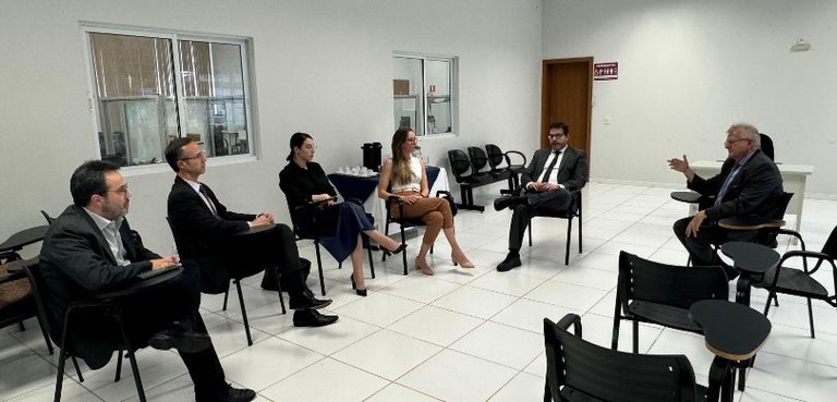 Foto em que aparecem três homens perfilados em pé. São eles o presidente Sigurd, o bispo de Casc...