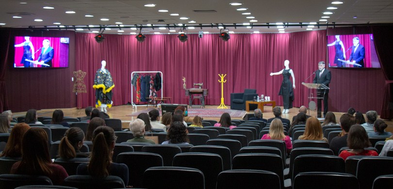 Presidente do TRE-PR, desembargador Coimbra de Moura, discursa antes do início do evento, ao lad...