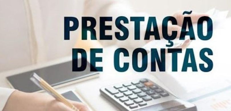 Banner em cujo fundo se vê uma imagem de objetos como calculadora e agenda sobre uma mesa e duas...