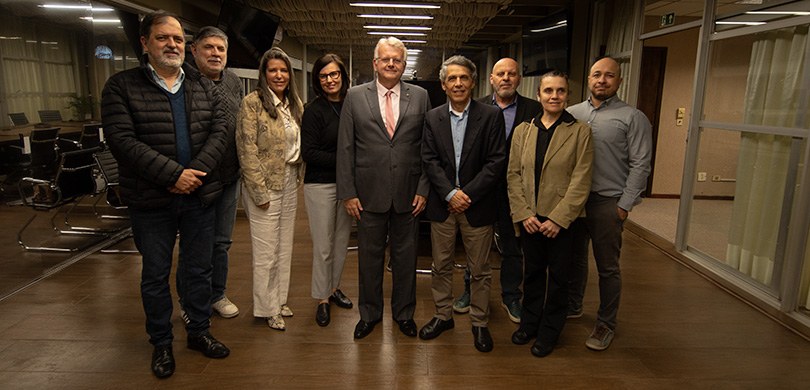 Reunião com a API aborda o papel do jornalismo profissional e o combate à desinformação nas Eleições 2026 Fotografia de três mulheres e seis homens posando sorrindo no terraço da Presidência. Todos usam...