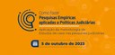 Um banner laranja, em que se lê “Como fazer Pesquisas Empíricas aplicadas a Políticas Judiciária...