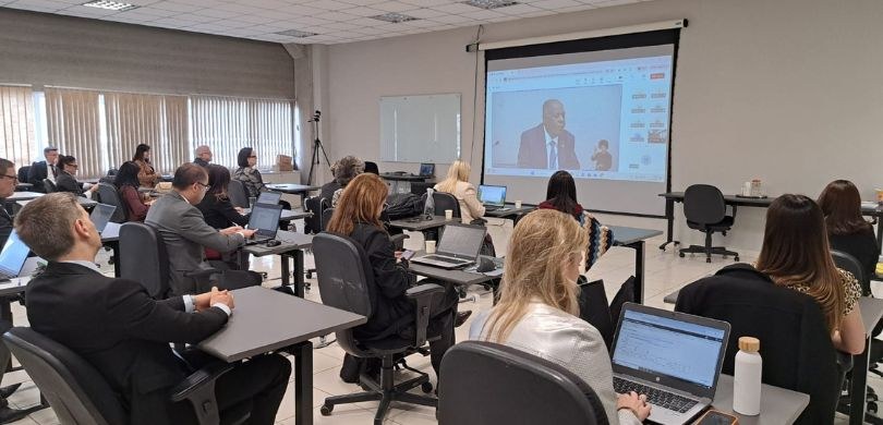 Terceiro encontro presencial do curso de aperfeiçoamento da magistratura eleitoral é realizada Fotografia em que aparecem várias autoridades, entre homens e mulheres, sentados de costas em um...