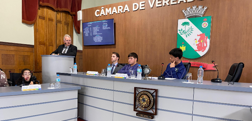 TRE-PR acompanha pela primeira vez sessão conduzida por vereadores mirins Fotografia captada no plenário da Câmara Municipal de Rio Negro, na qual é possível ver um homem...