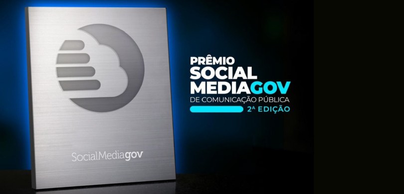 Banner com fundo preto em que se lê, no centro, “Prêmio Social Media Gov de Comunicação Pública ...