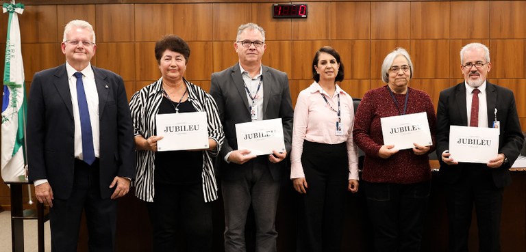 Dois homens e duas mulheres posam  sorrindo para a foto ao lado do presidente Sigurd e da direto...