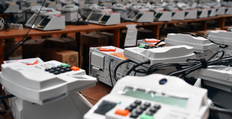 TRE-PR-imagem-carga-e-lacracao-curitiba-segundo-turno-2012 TRE-PR imagem carga e lacração Curitiba segundo turno 2012