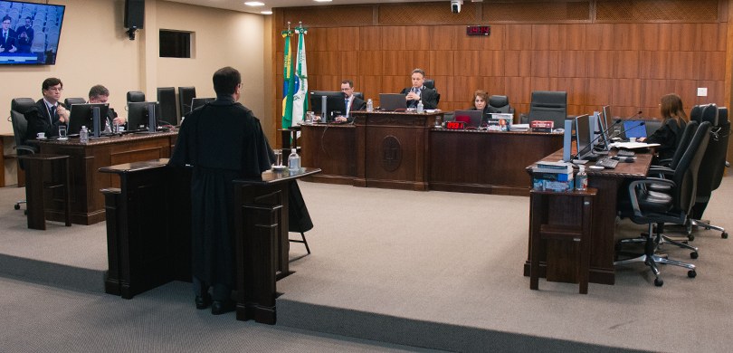 TRE-PR mantém domicílio eleitoral de Rosângela Moro no Paraná Foto em que aparecem os membros da Corte do TRE-PR, sentados atrás de mesas de madeira escura. M...