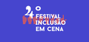 Banner com o fundo azul, onde se lê “4º Festival Inclusão em Cena”, na cor branca. Atrás do text...