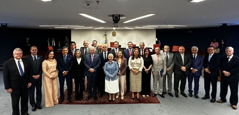 Fotografia em que aparecem várias autoridades, presidentes do Tribunais, posando em pé para a fo...