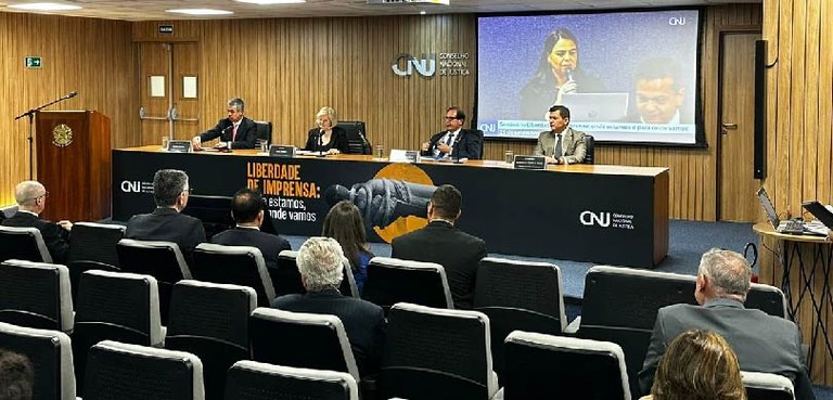 TRE-PR participa de Seminário sobre liberdade de imprensa No auditório do CNJ, autoridades sentam-se à mesa na abertura do evento. Em frente a eles, espec...