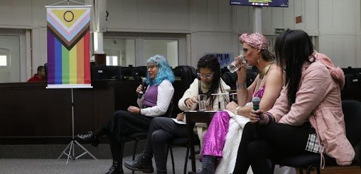 Fotografia na qual se veem, da esquerda para direita, a servidora do TRE-PR Mariana Arakawa, a e...