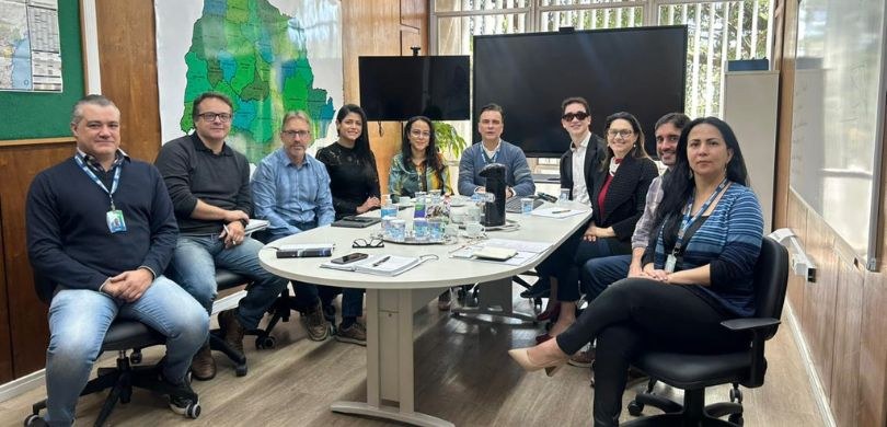 TRE-PR, TJPR, TCE-PR e Fundepar reúnem-se para discutir acessibilidade de locais de votação Servidoras e servidores sentados ao redor de uma mesa branca, com mapas e televisores ao fundo. ...