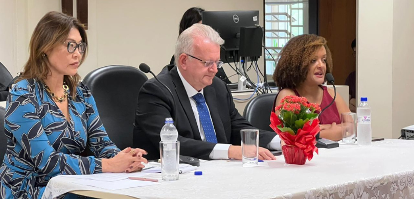 Violência Política de Gênero é tema de evento no Fórum de Tomazina Fotografia de duas mulheres, que vestem roupas formais, e um homem de terno sentados em cadeiras...
