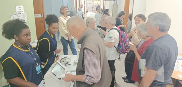 Zonas Eleitorais de Maringá promovem ação sobre o voto consciente com pessoas idosas interna